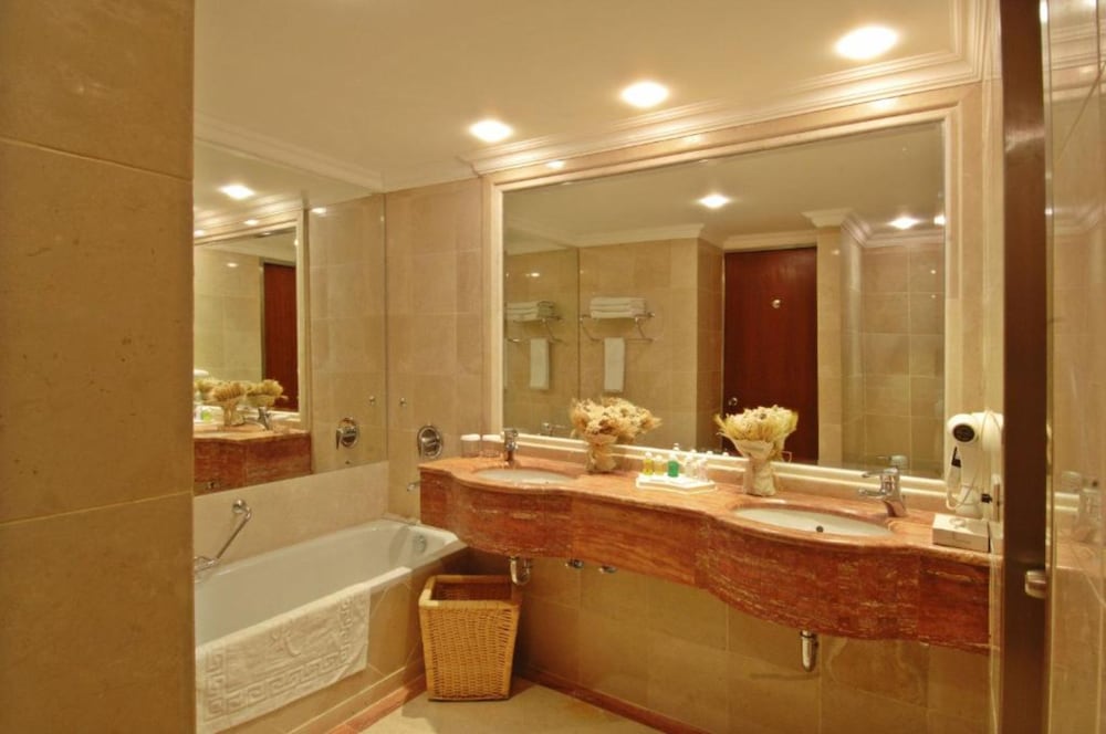 Deluxe Room, Pool View - Photo 12