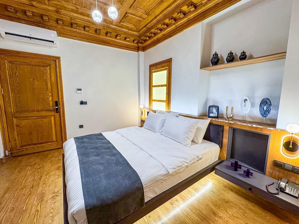 Standard Room, 1 Queen Bed photo 2