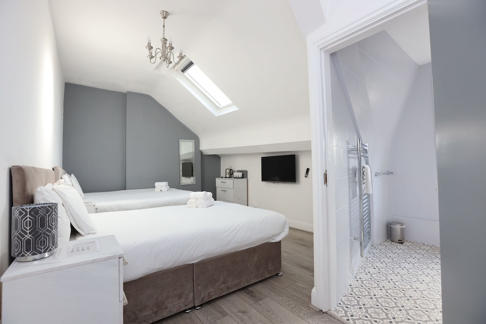 Suite, Ensuite (2) - Photo 1