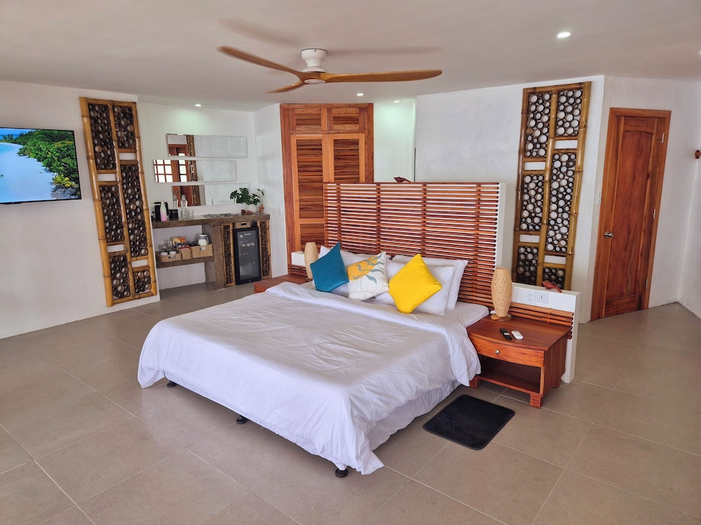 Exclusive Room, 1 King Bed, Balcony, Sea View photo 2