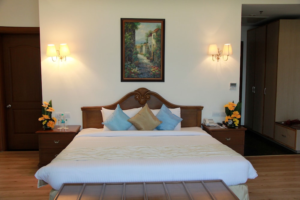 Deluxe Room, 1 Queen Bed, Pool View (Pool Suite)
