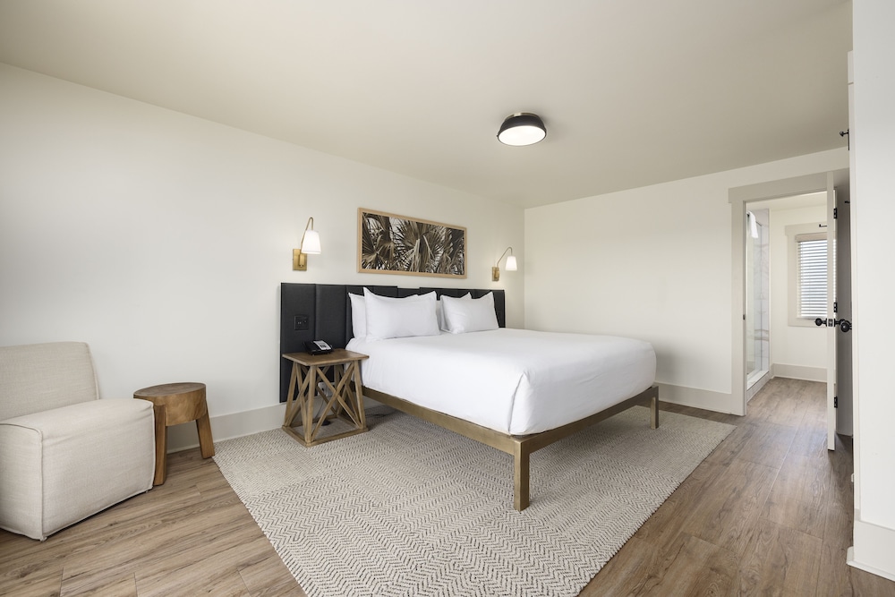 Room, 1 King Bed, Balcony - Photo 4