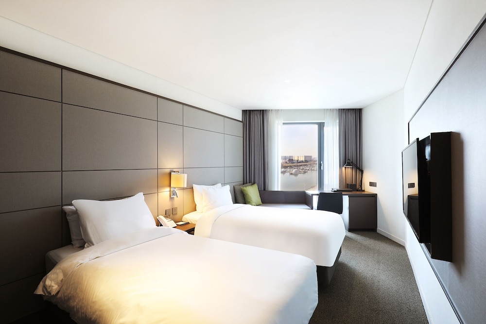 Premier Twin (Complimentary Pool Access for 2) - Photo 2