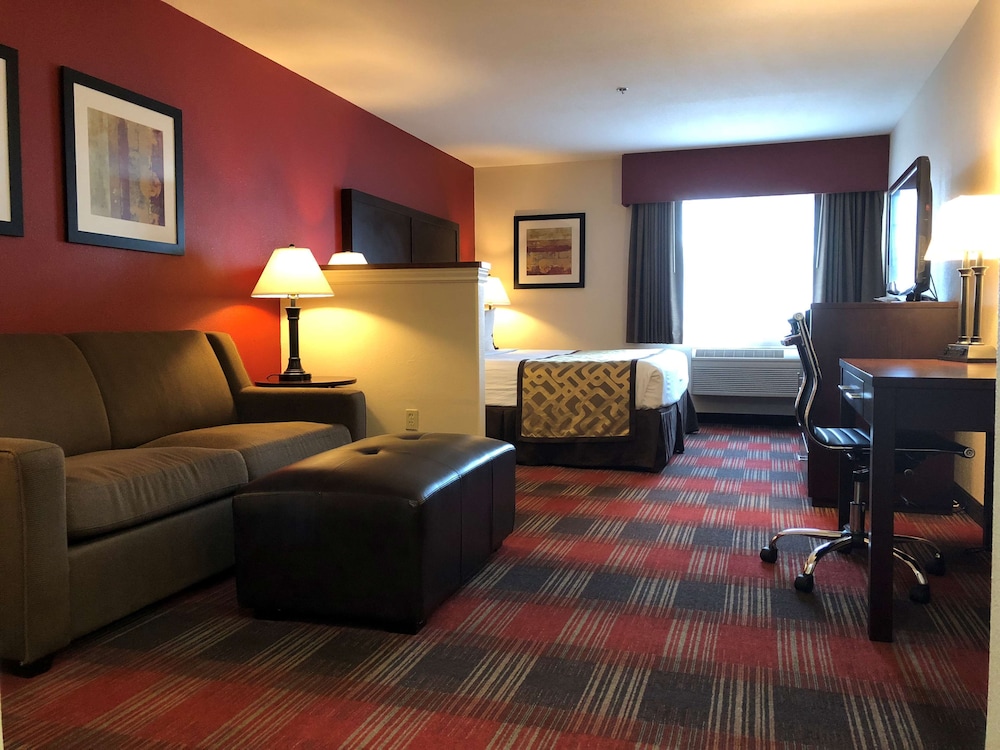 Suite, 1 King Bed, Non Smoking, Refrigerator & Microwave photo 3