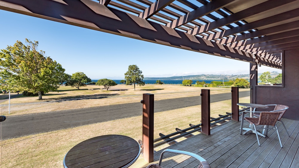 Premium Lakeview Studio photo 3