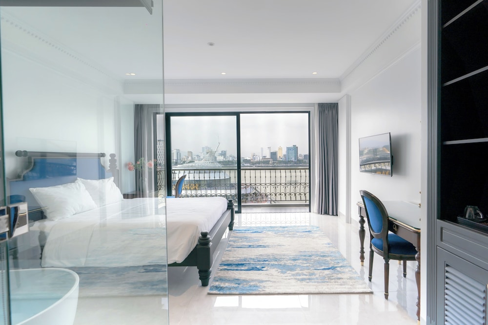Grand Double Room, Bathtub, River View
