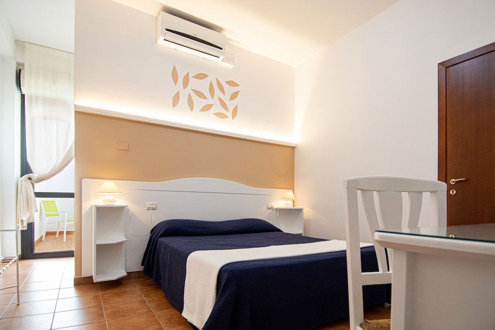 Standard Room, 1 Queen Bed photo 1