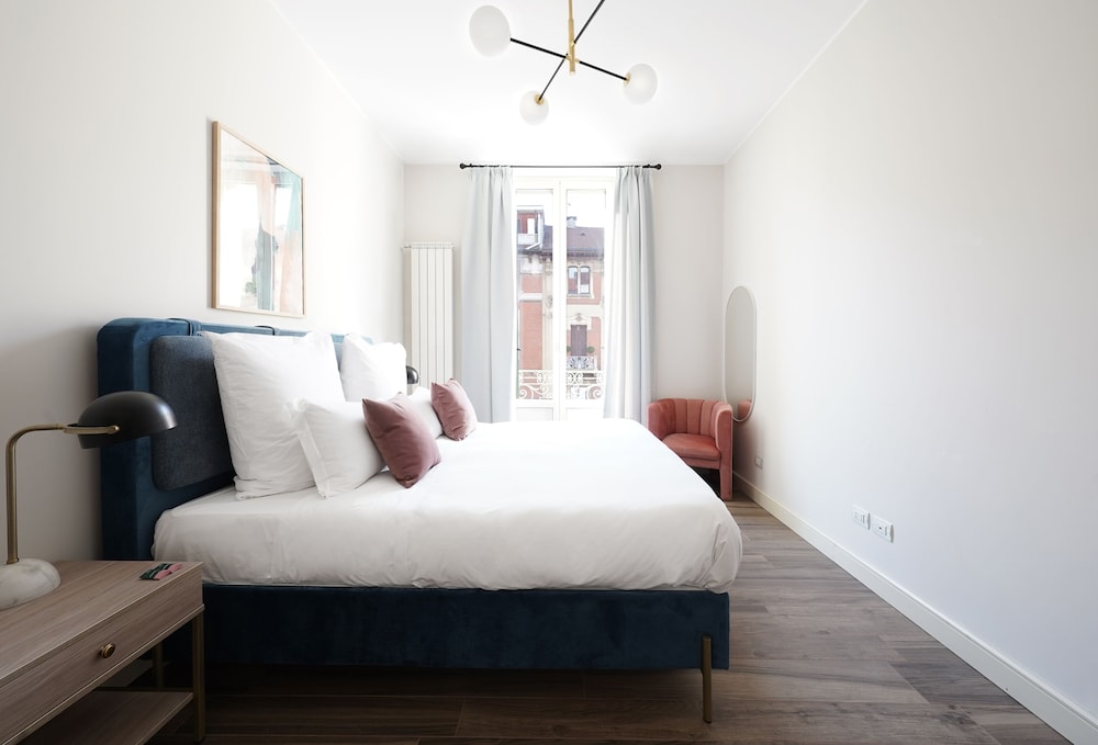 L 2 Bedroom Apartment, Balcony, Sofa Bed