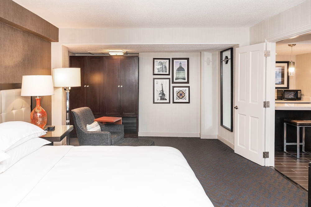 Executive Suite, 1 King Bed with Sofa bed, City View - Photo 2