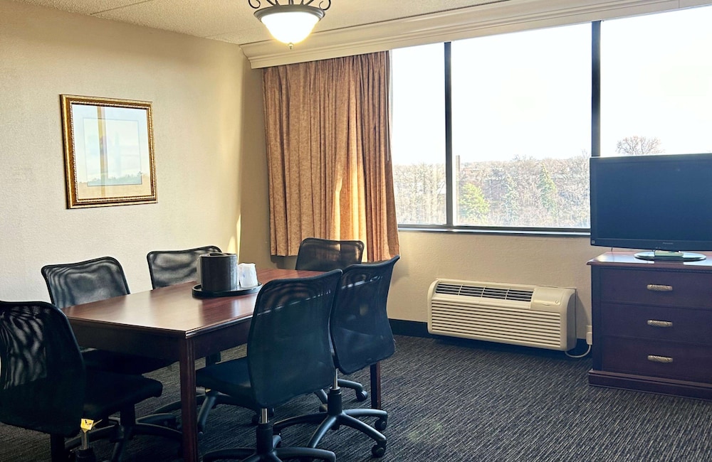Suite, 1 King Bed, Refrigerator & Microwave, River View - Photo 4