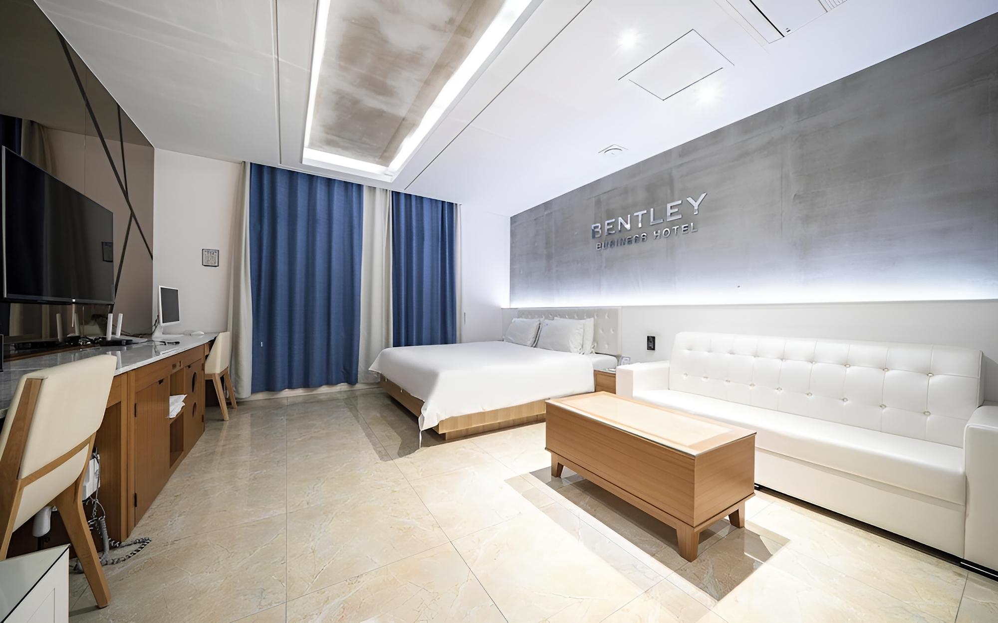Room (Bentley - Business (65" LG Smart TV) ) photo 1