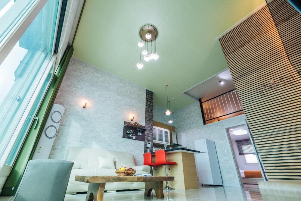 Room (Marin) photo 2