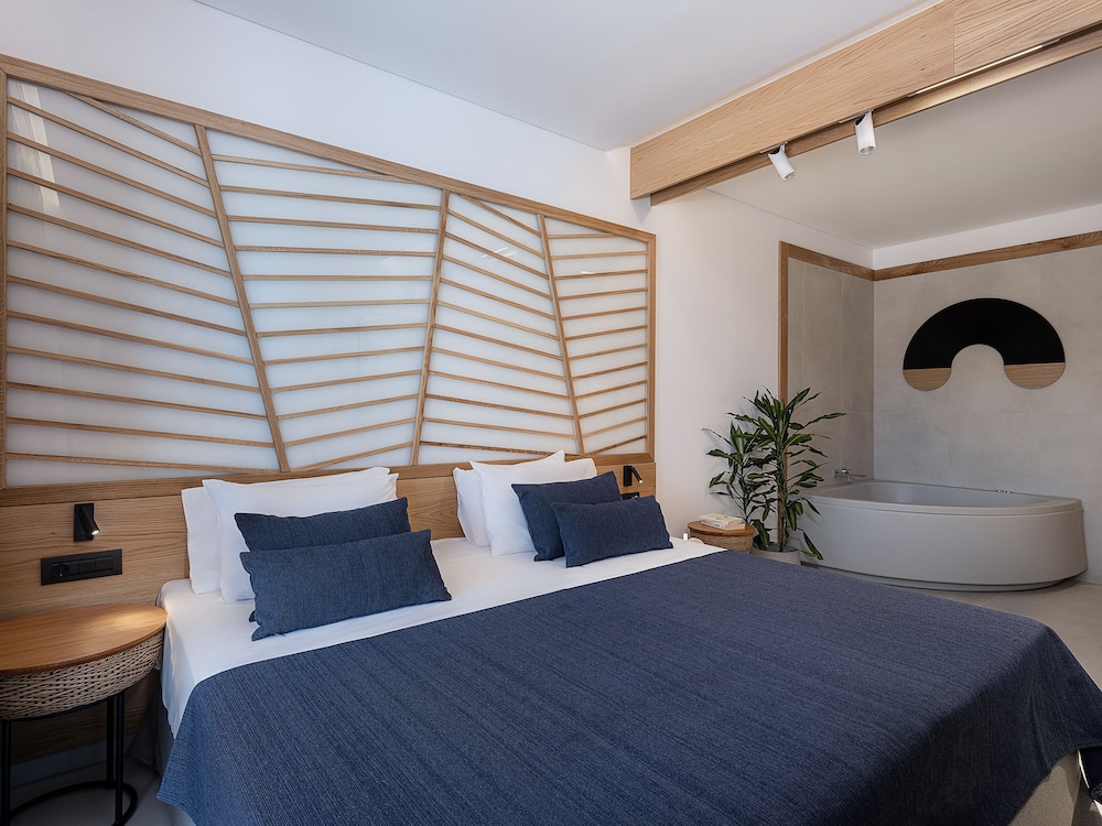 Deluxe Double or Twin Room, 1 Bedroom, Hot Tub, Pool View