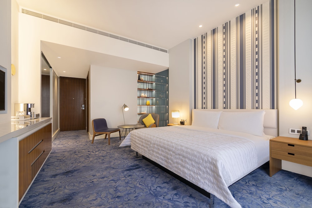 Club Room, 1 King Bed - Photo 5