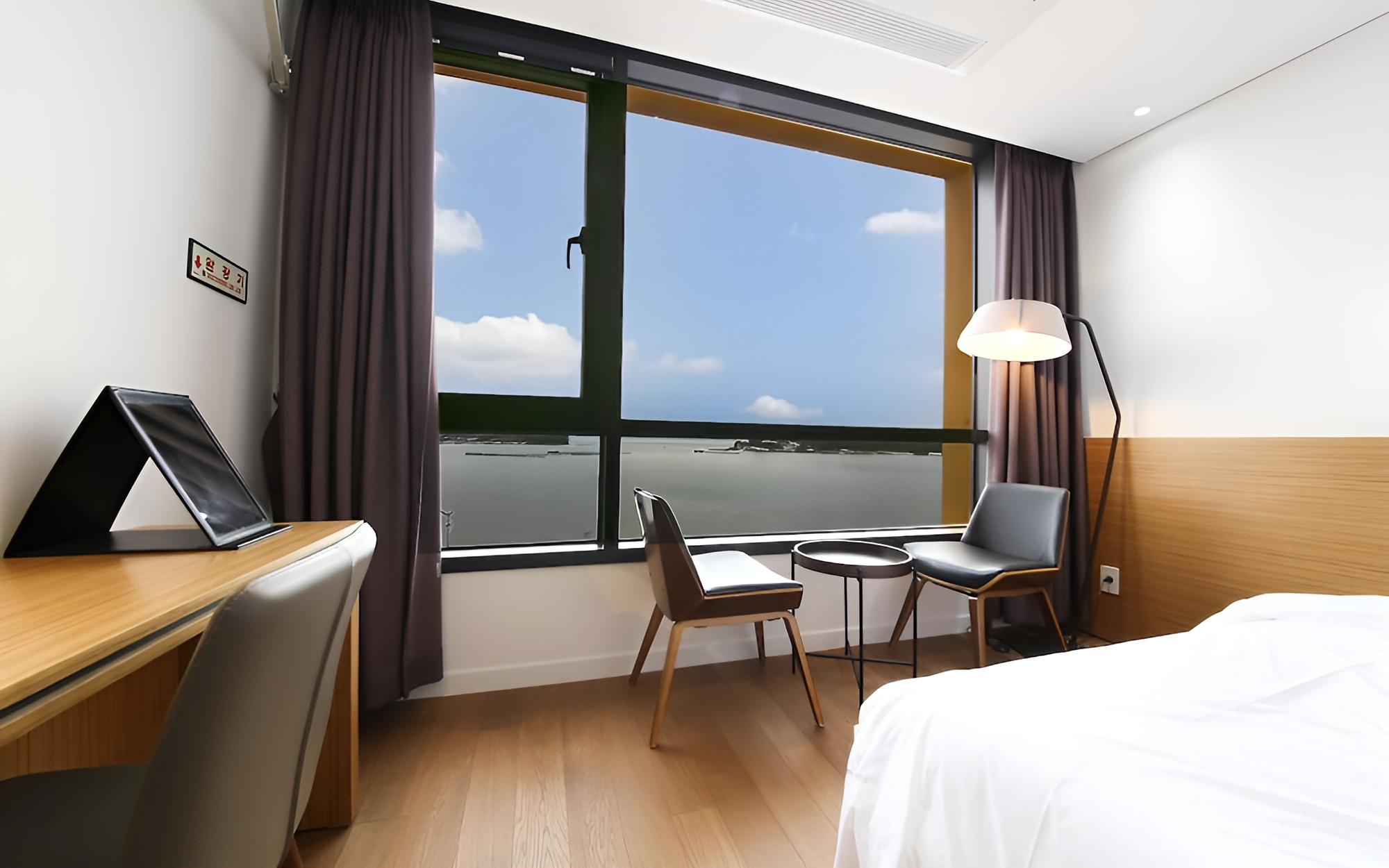 Room (Deluxe Twin (Free Netflix cable car d) - Photo 8