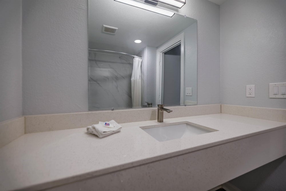 Deluxe Room, 2 Queen Beds, Non Smoking, Refrigerator & Microwave - Photo 7