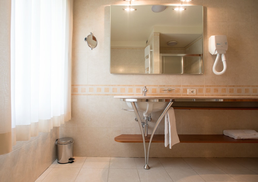 Classic Double or Twin Room - Photo 8