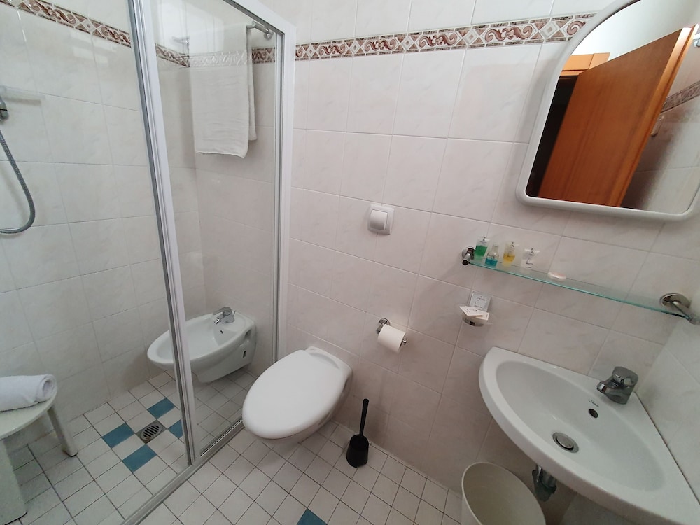 Basic Double Room - Photo 7