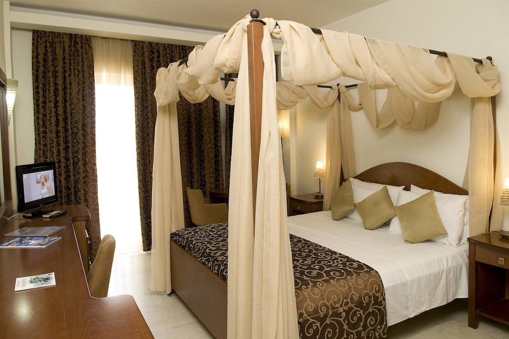 Deluxe Room, 1 Queen Bed, Non Smoking, Bathtub