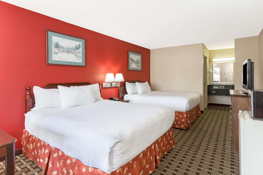 Room, Multiple Beds, Smoking (3 Double Beds) - Photo 4