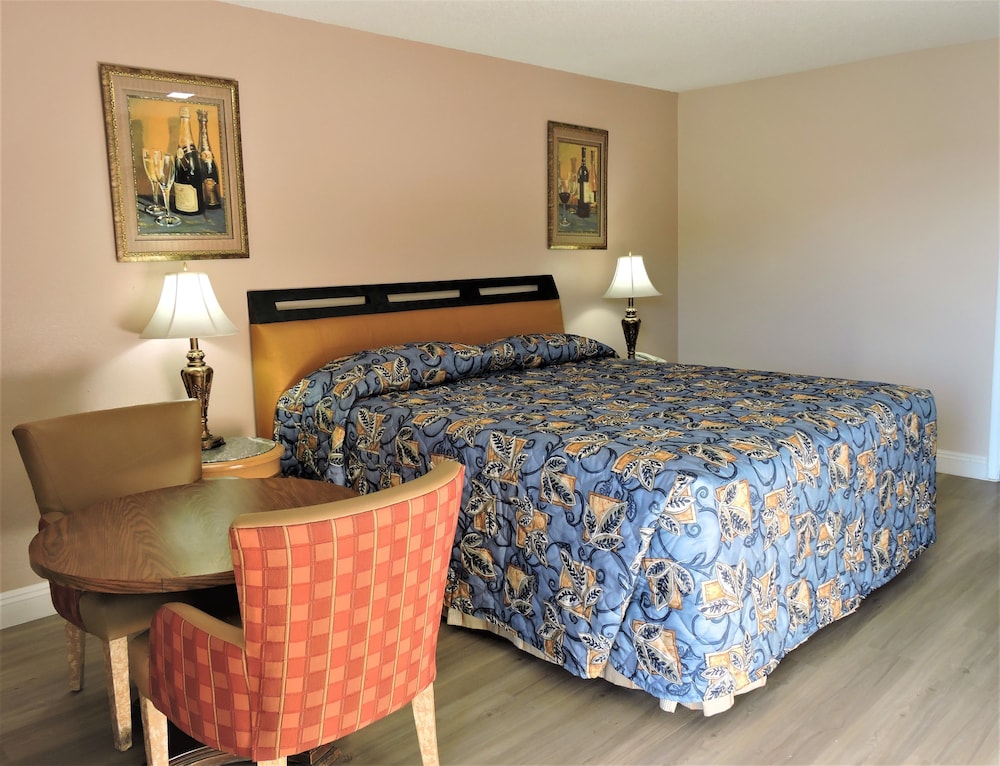 Basic Room, 1 King Bed