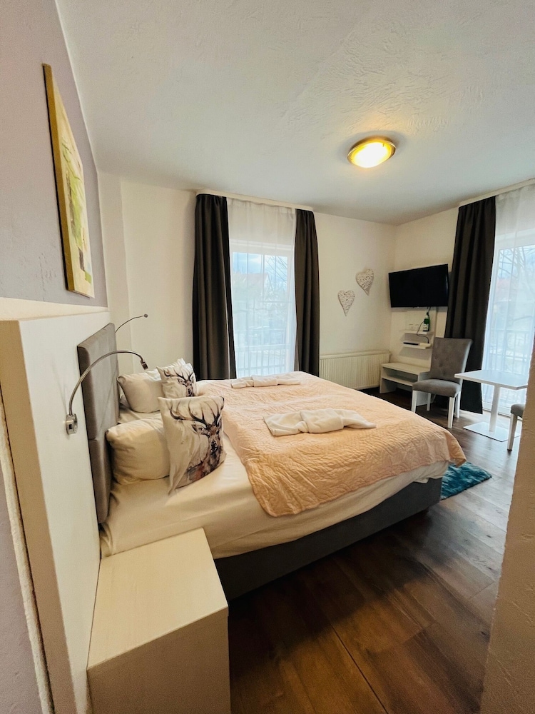 Basic Double Room, 1 King Bed, Non Smoking, Mountainside