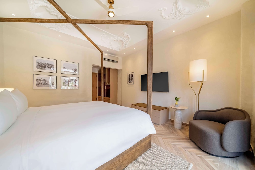 Deluxe Room, 1 King Bed photo 3