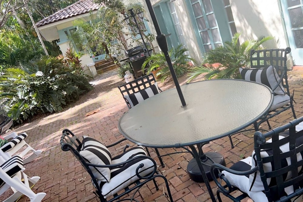 House (New Live Oak Cottage/Beach/Downtown/P) photo 3
