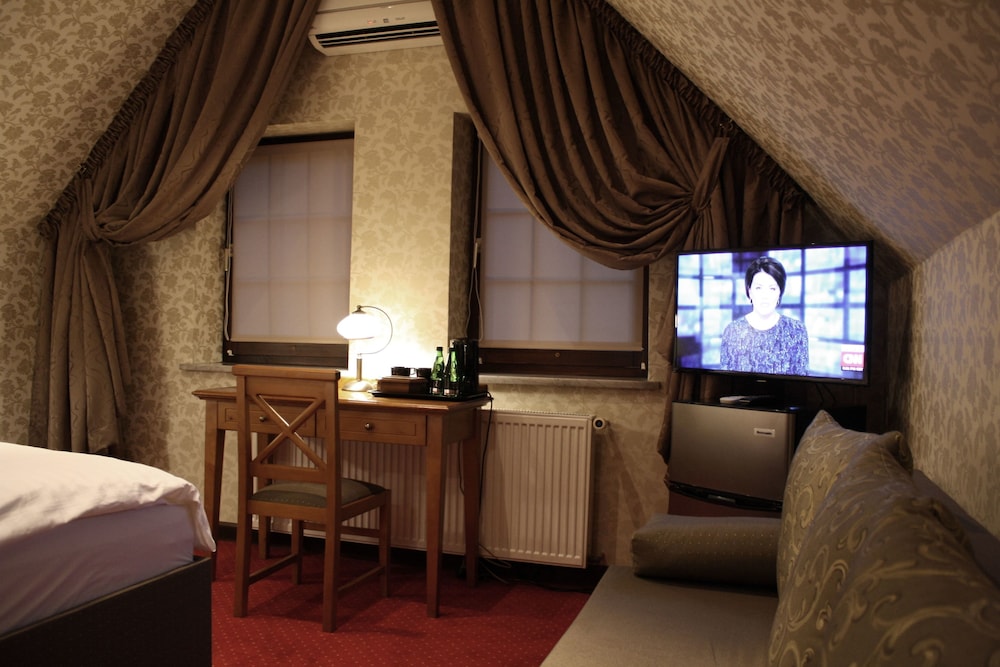Superior Triple Room, 1 King Bed with Sofa bed, Private Bathroom, City View (Air conditioning) photo 2