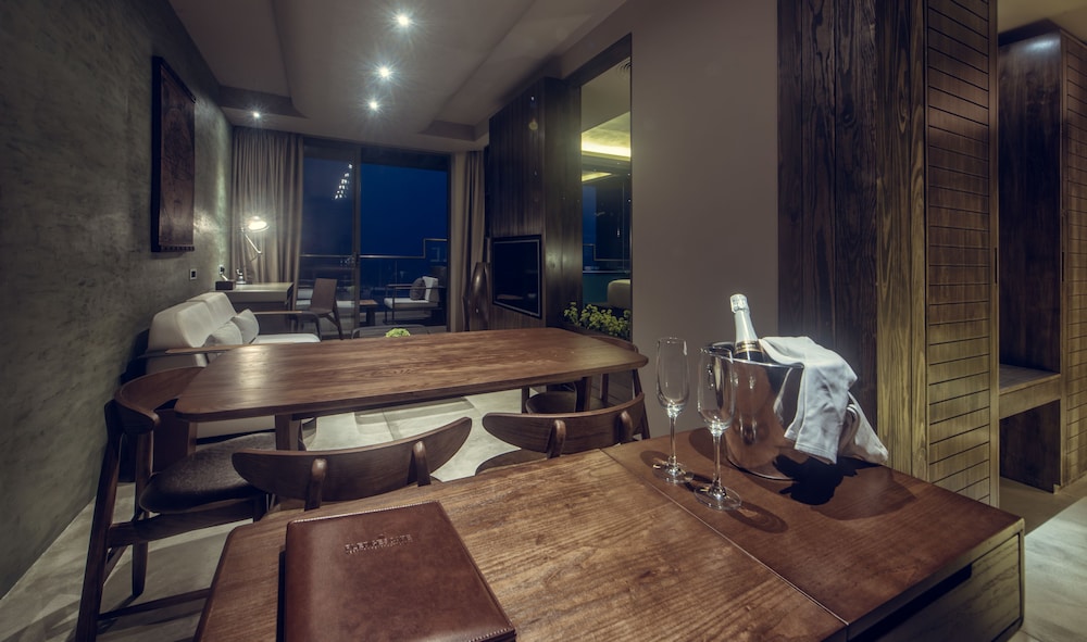 Executive Suite (with Free airport Pick-up or Drop-off) photo 2