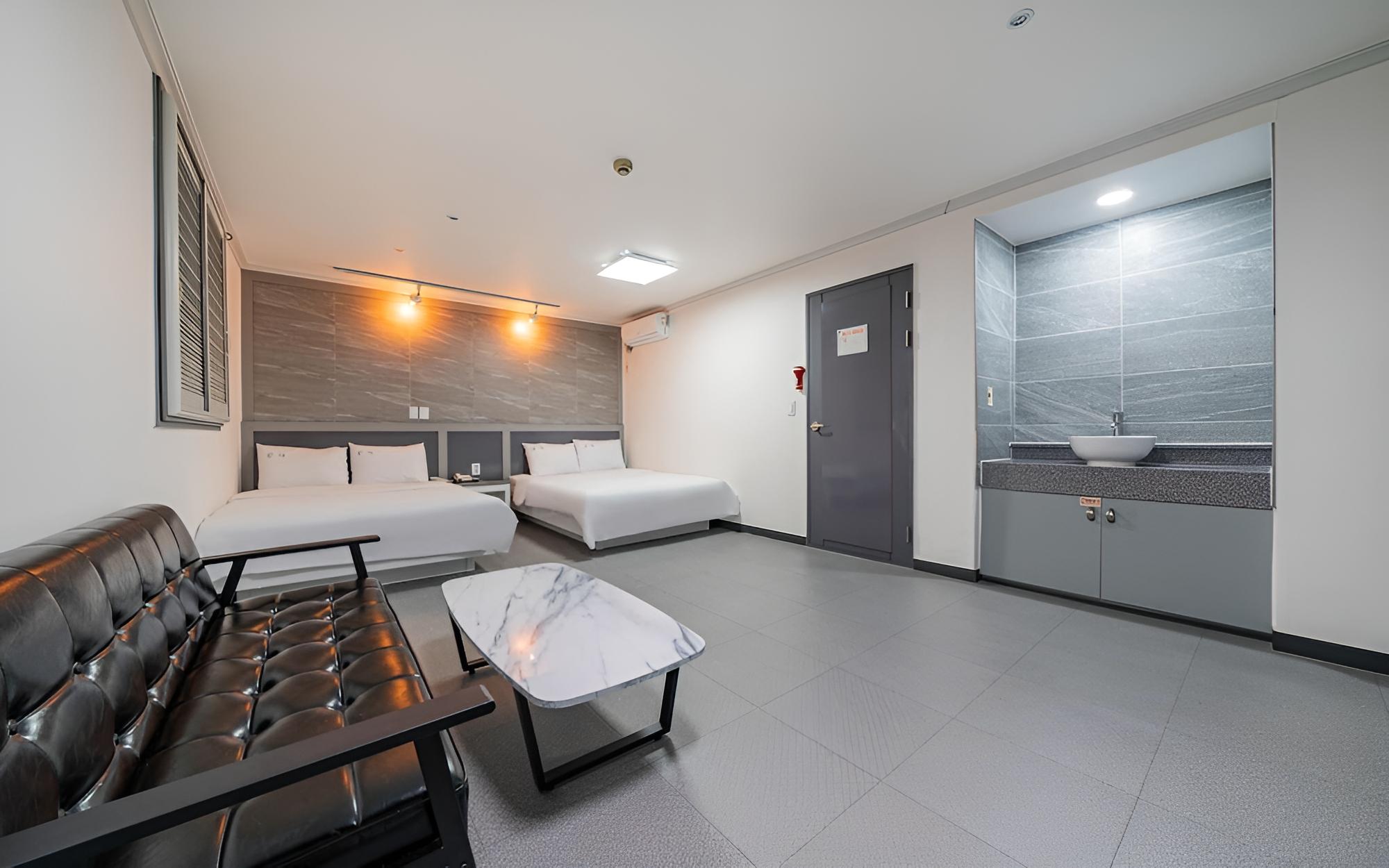 Room (VIP Quintwin (65 inches TV Netflix av) photo 3