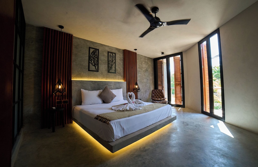 Deluxe Room, 1 King Bed photo 3