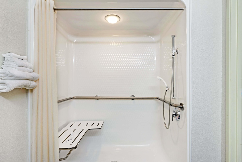 Room, 2 Queen Beds, Accessible, Non Smoking - Photo 4