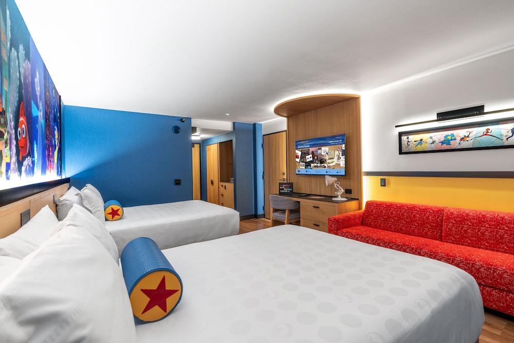 Premium View - Club Level - Two Queen Beds and Day Bed - Photo 7
