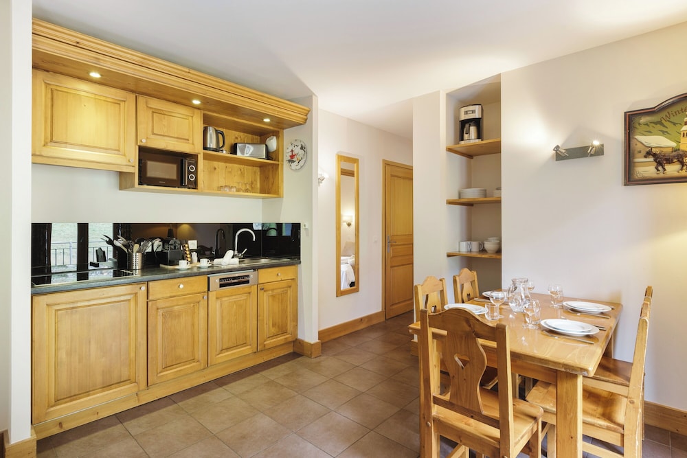 Family Apartment, Multiple Bedrooms (Vallorcine Buet 33 ski in / ski out) Family Apartment, Multiple Bedrooms (Vallorcine Buet 33 ski in / ski out)