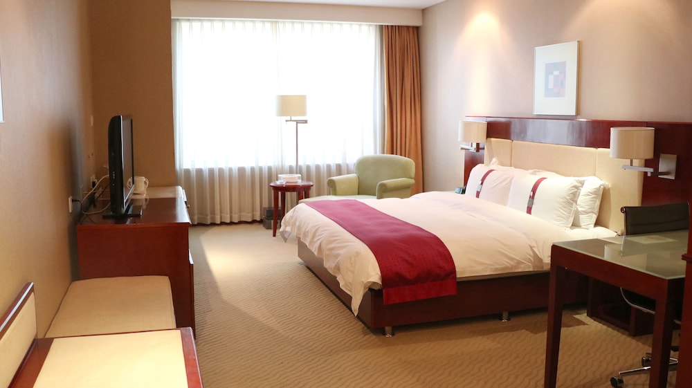 Premium Room, 1 King Bed, Non Smoking, Business Lounge Access (Lounge Access) photo 3