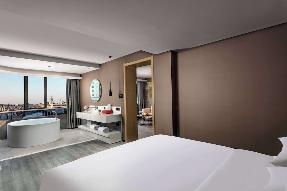 Deluxe Suite, 1 King Bed, Non Smoking photo 2