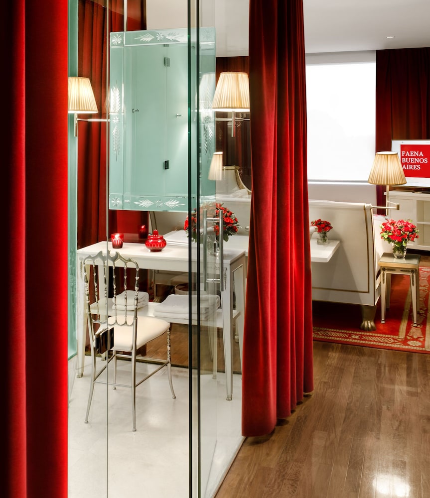 Room (Skyline View) thumbnail 6