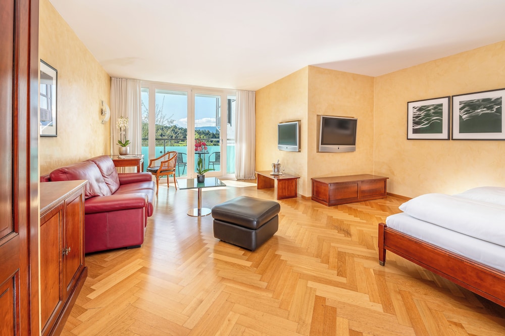 Junior Suite, 1 Queen Bed, Balcony, Mountain View photo 1