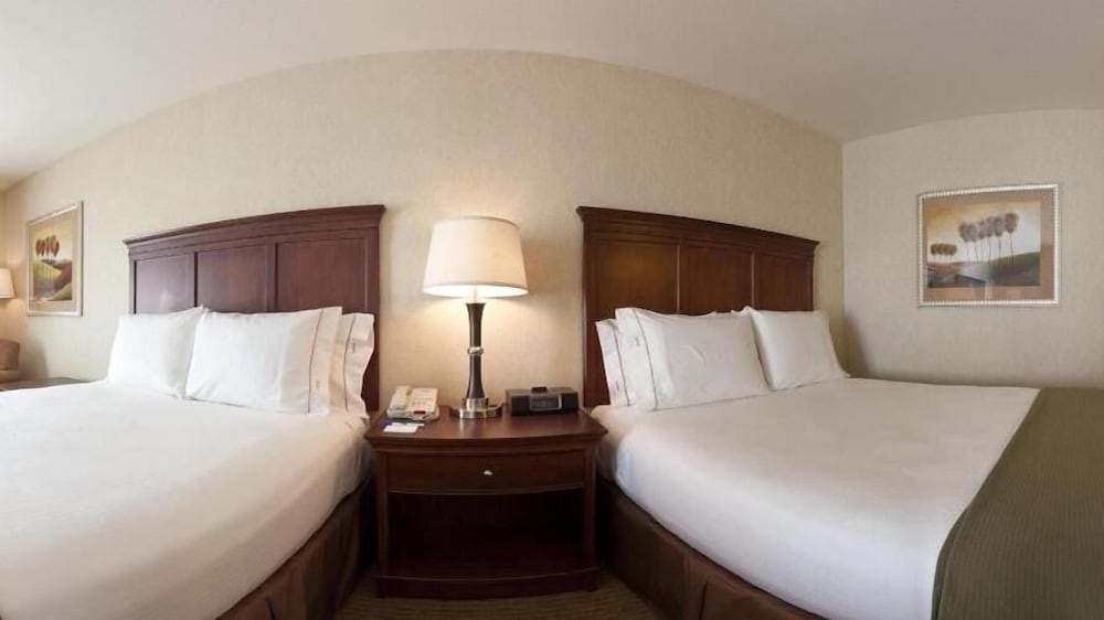 Standard Room, 2 Queen Beds - Photo 2