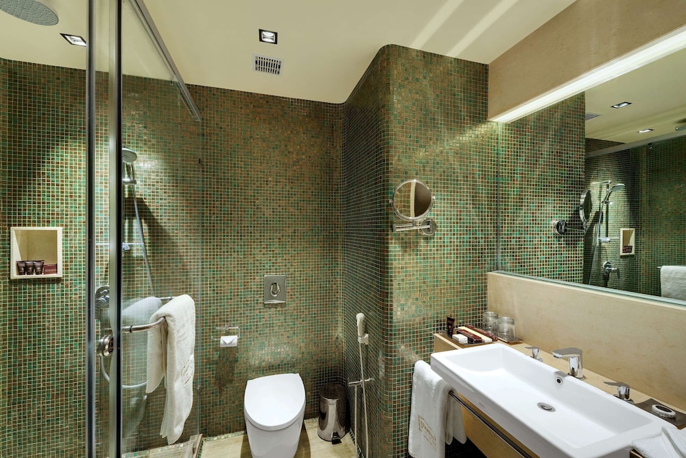 Executive Suite, Non Smoking, Balcony (Living Room, City or Garden View) - Photo 5
