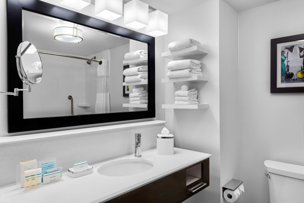 Junior Suite, 1 King Bed, Accessible, Bathtub thumbnail 5