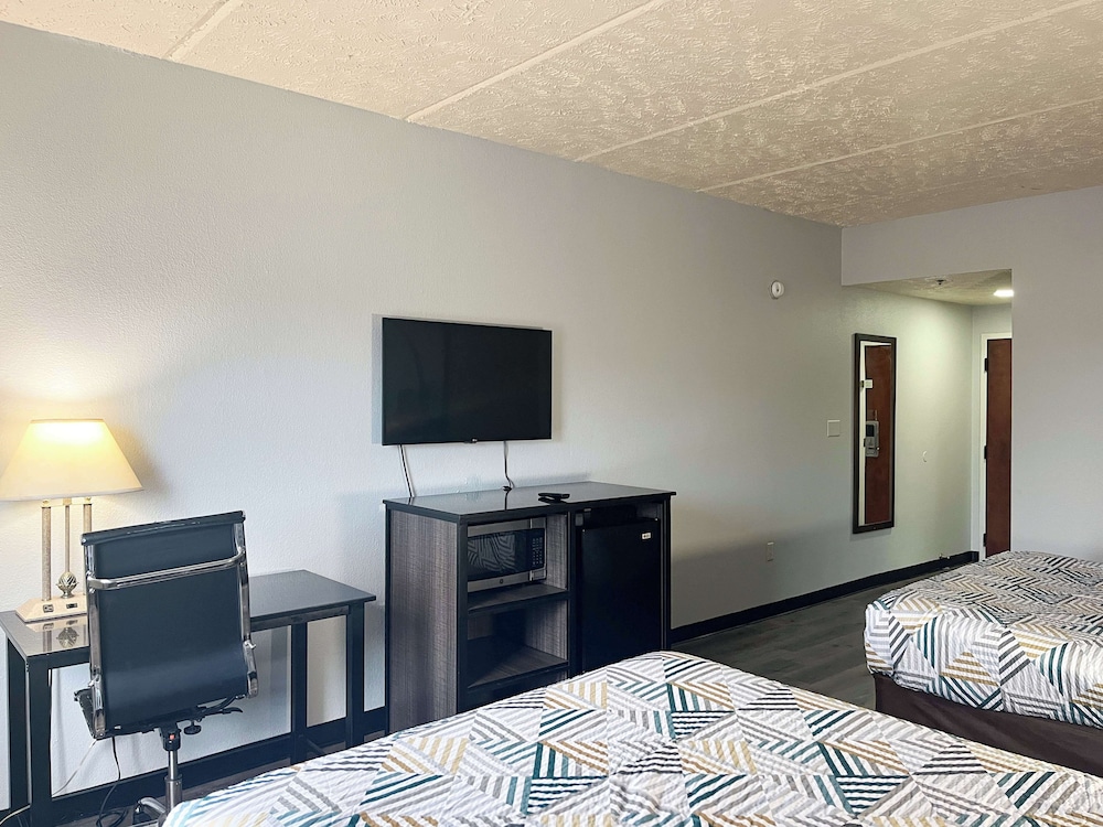 Deluxe Room, 2 Queen Beds, Smoking, Refrigerator & Microwave - Photo 3