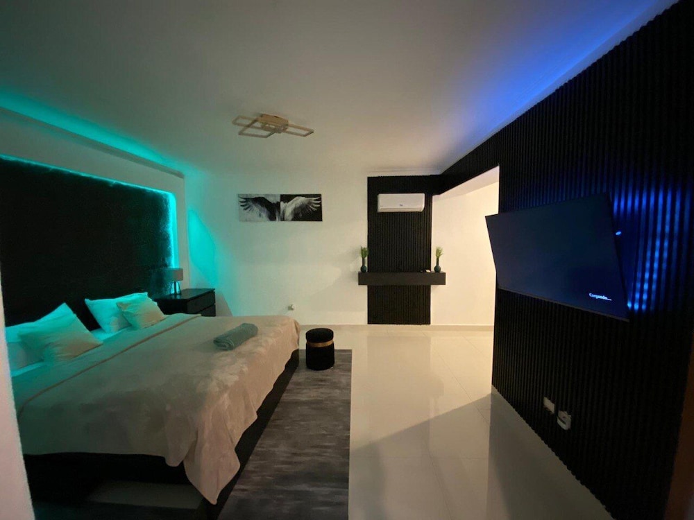 Family Penthouse, City View, Poolside