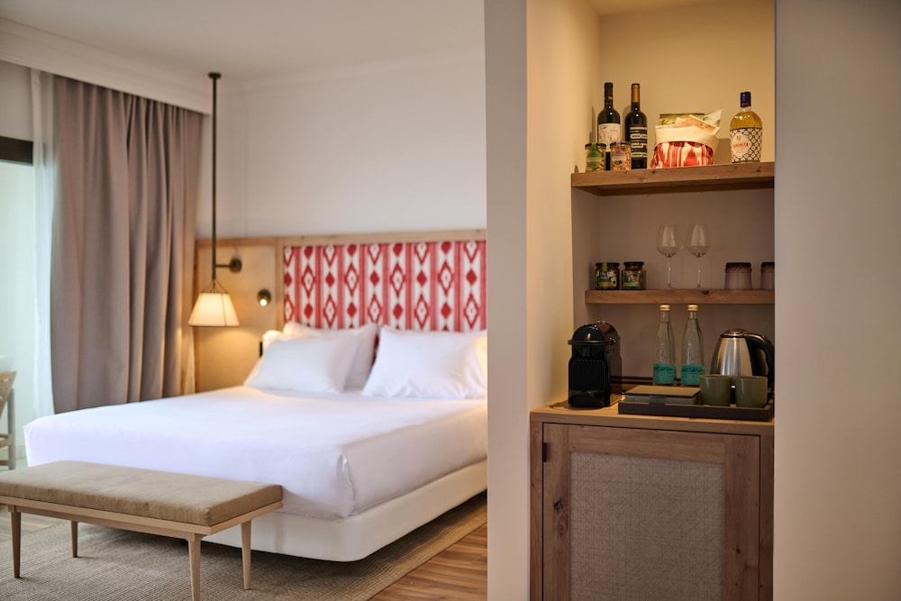 Suite Junior, Balcón, Vista Parcial al Mar (3 Adultos + 1 Niño)
