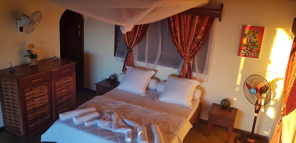 Basic Bungalow, 2 Queen Beds photo 2