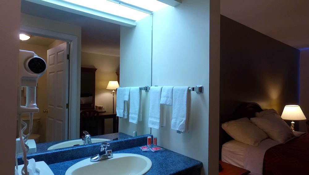 Standard Room, 1 Queen Bed, Non Smoking, Bay View photo 2