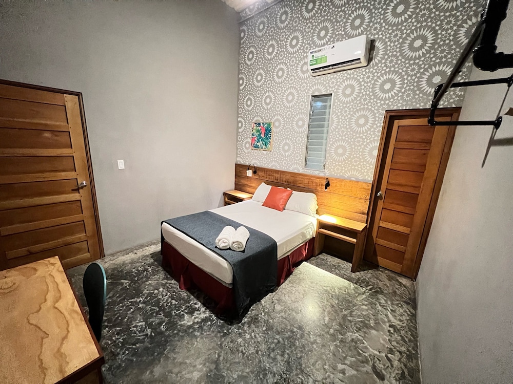 Double Room, No Windows - Photo 3