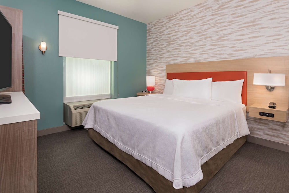 Suite, 1 King Bed, Accessible (Roll-In Shower)