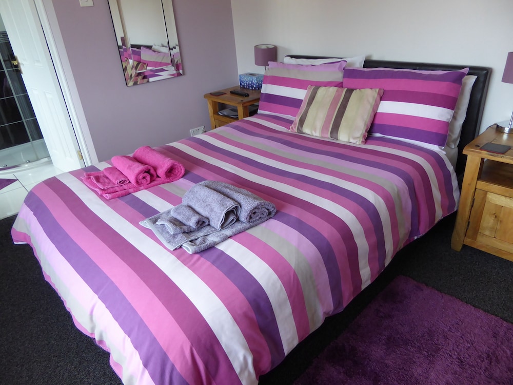 Double Room, Private Bathroom (Emmbrook ) photo 2